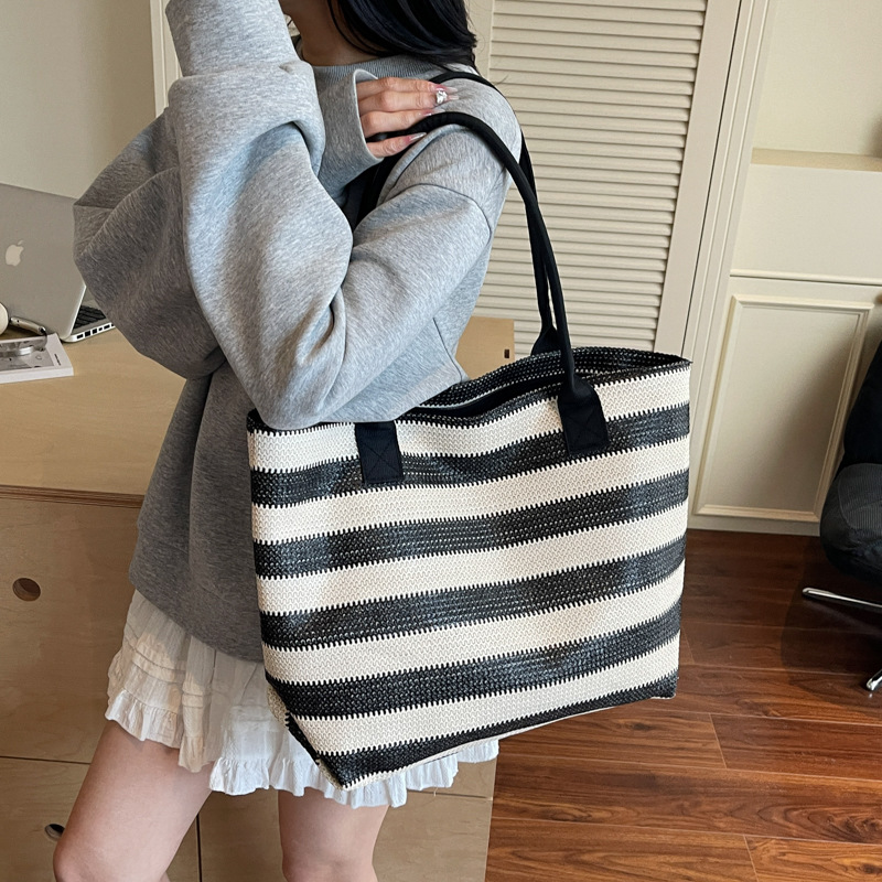 Simple and large-capacity straw woven bag, single-shoulder bag, girls' beach bag, new summer style 2025, laid-back striped tote bag details Picture