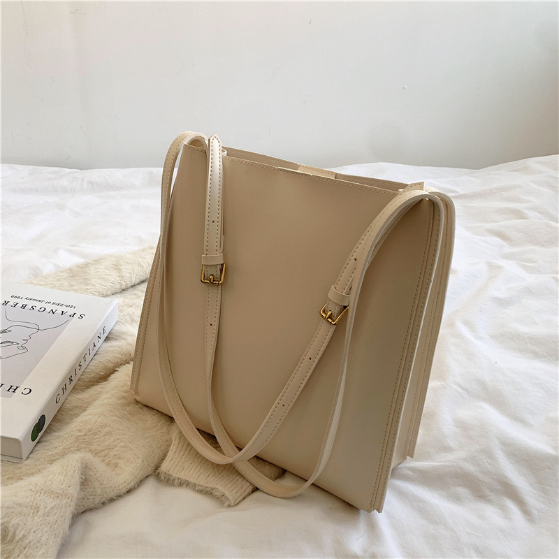 A new 2024 high-end, versatile and retro single-shoulder tote bag for women with a large capacity details Picture