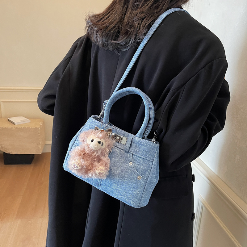 Retro and versatile denim handbag for women, 2024 new niche design, unique crossbody bag, high-end platinum bag Application Scenario