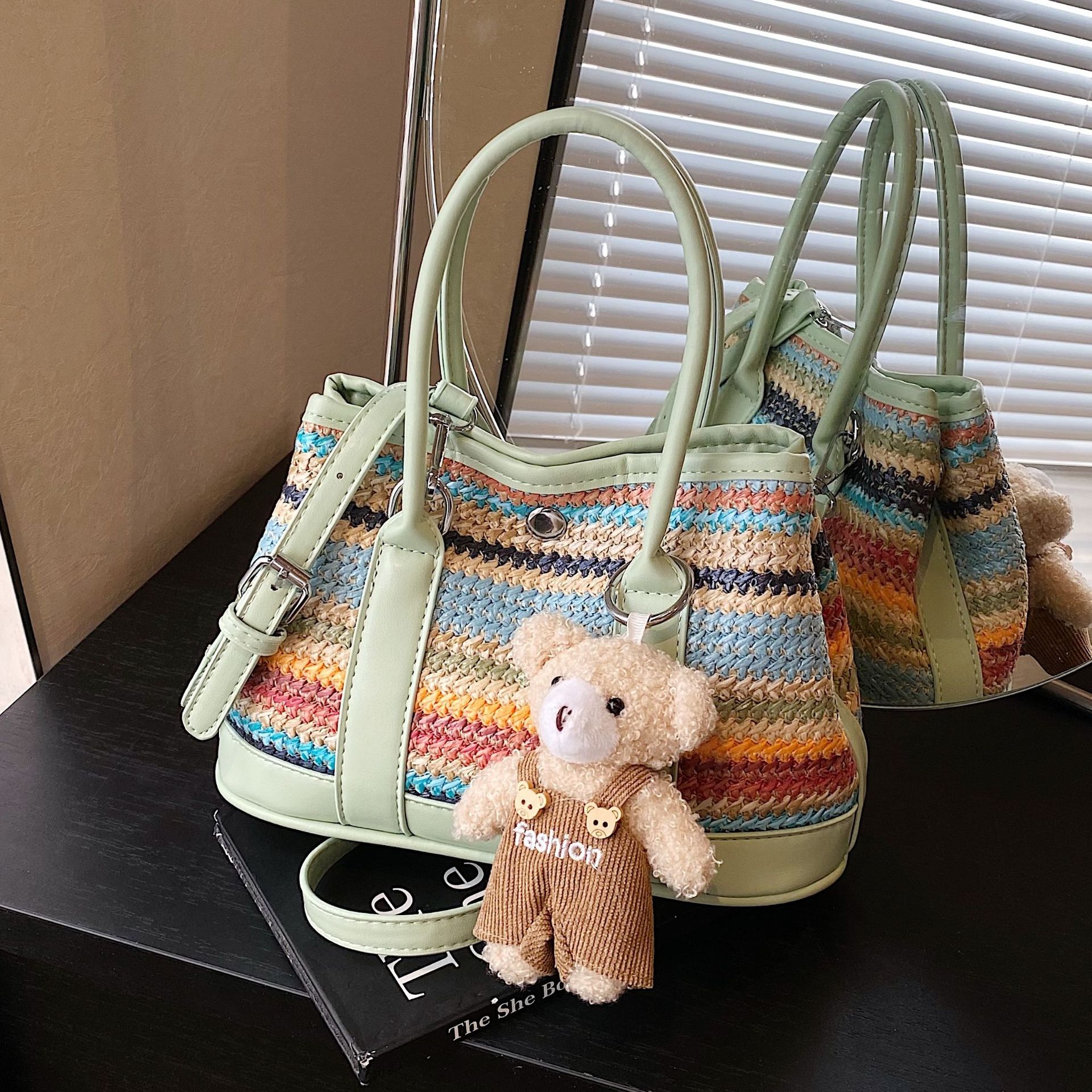 Hand-held color-blocking woven straw bag for women, 2025 Korean style fashionable bucket bag, niche, simple, casual and high-quality crossbody bag full figure