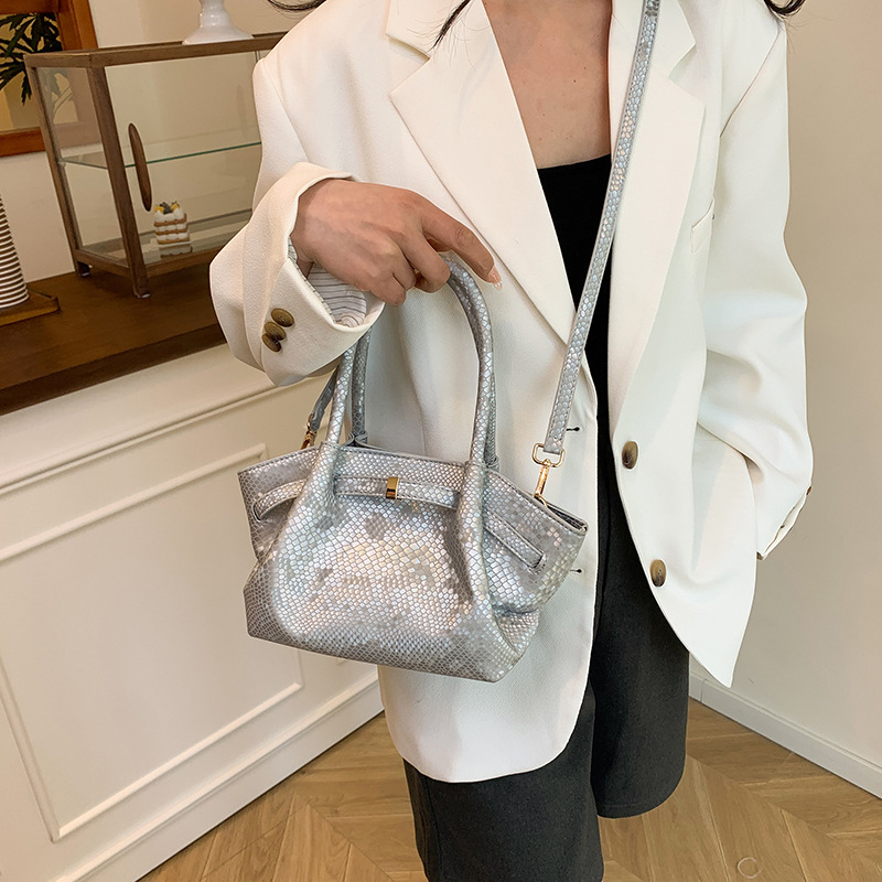 Retro, fashionable, versatile, large-capacity vegetable basket bag for women 2025 new style, trendy and high-end soft single-shoulder crossbody bag Application Scenario