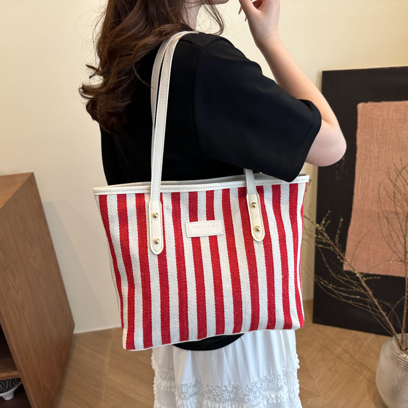 Striped large-capacity casual bag, new Spring/Summer 2025, versatile and stylish ins single-shoulder underarm bag, tote bag for going out details Picture