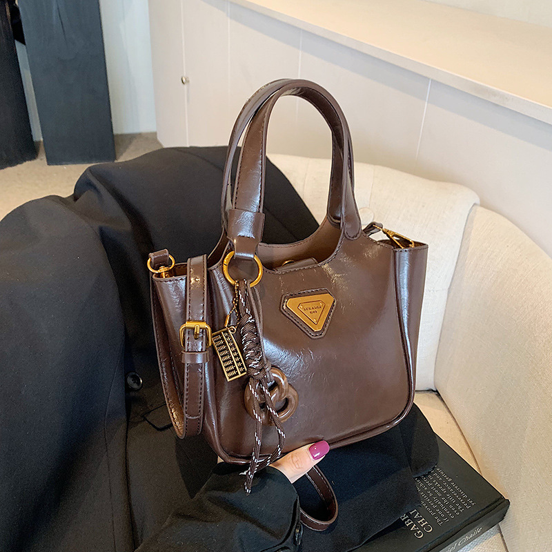 The 2024 new style of fashionable hand-held bucket bag is a high-end, casual and versatile single-shoulder bag with a retro and niche design for women details Picture