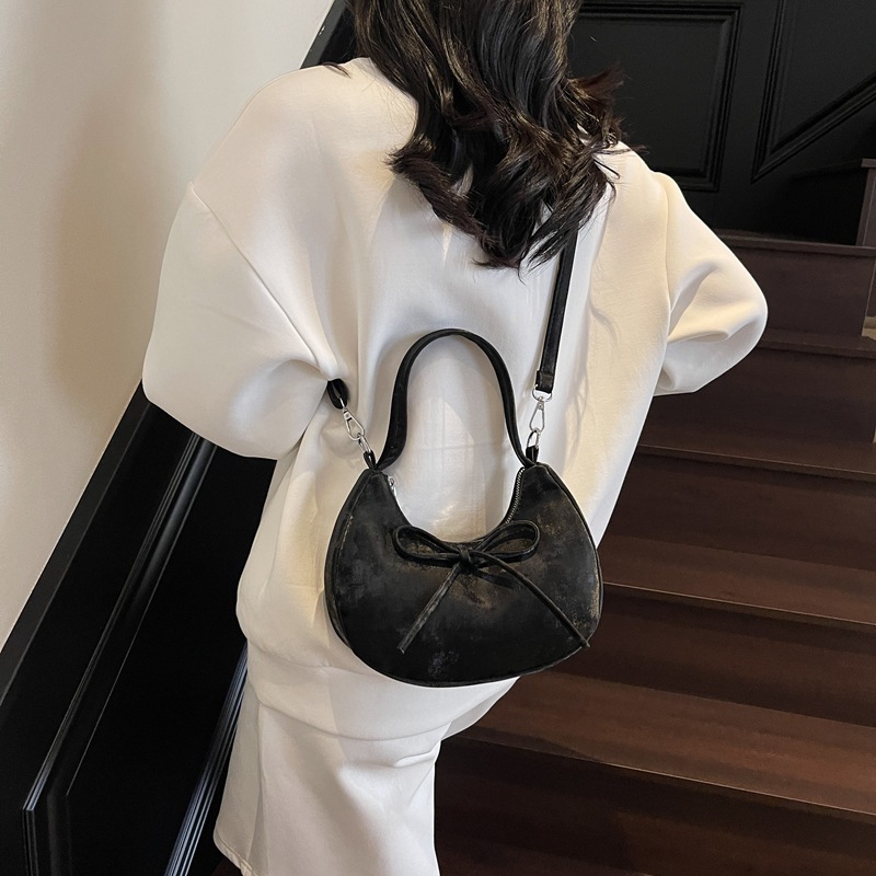 Simple solid color bow hand-held dumpling bag for women 2025 Summer new casual, fashionable and versatile underarm single-shoulder bag Application Scenario