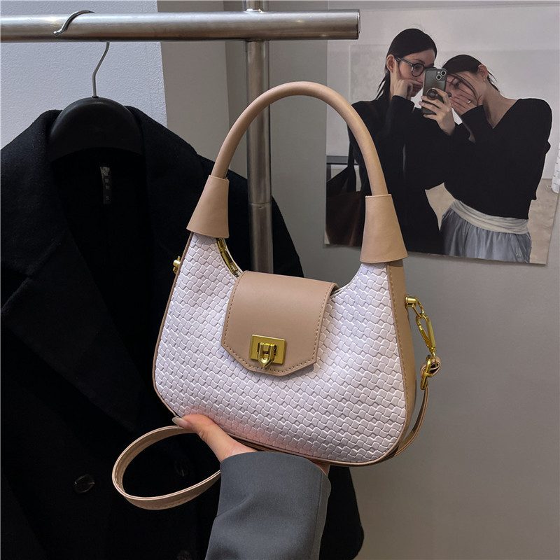Spring 2025 new French quality single-shoulder crossbody women's bag, fashionable hand-held women's shoulder bag, chain crossbody bag full figure