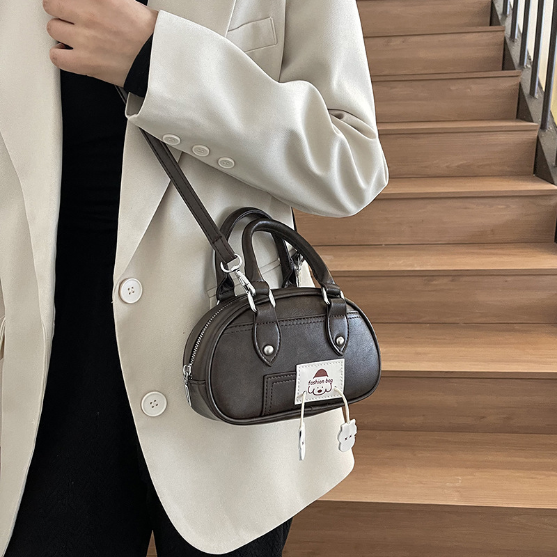This is a simple, fashionable and versatile small bag for women. It features a niche design and is a popular single-shoulder crossbody bag for casual use Application Scenario