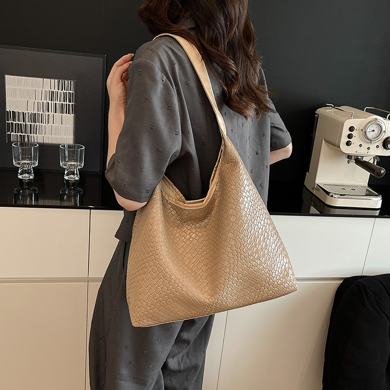 A casual and stylish large-capacity single-shoulder bag, a simple and retro woven commuting tote bag that is popular in the summer of 2025 Specification drawing