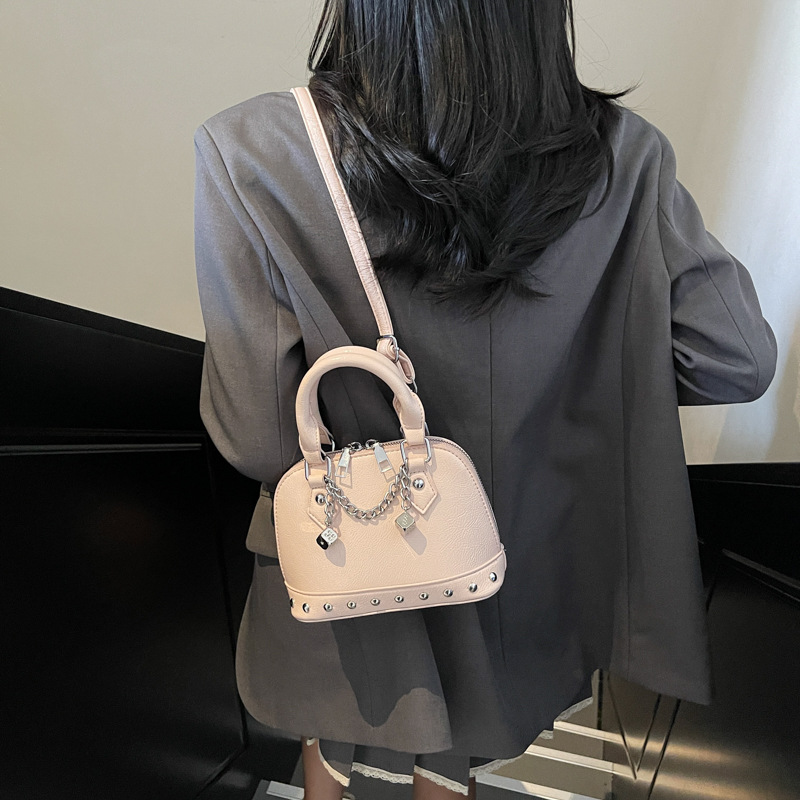 2025 New niche design, high-end champagne rivet hand-held shell bag, fashionable and stylish for women, single-shoulder crossbody bag Specification drawing