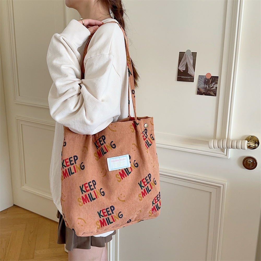 3923 large-capacity canvas bag, schoolbag for female students, single-shoulder tote bag, large commuting bag, hand-held shopping bag Application Scenario