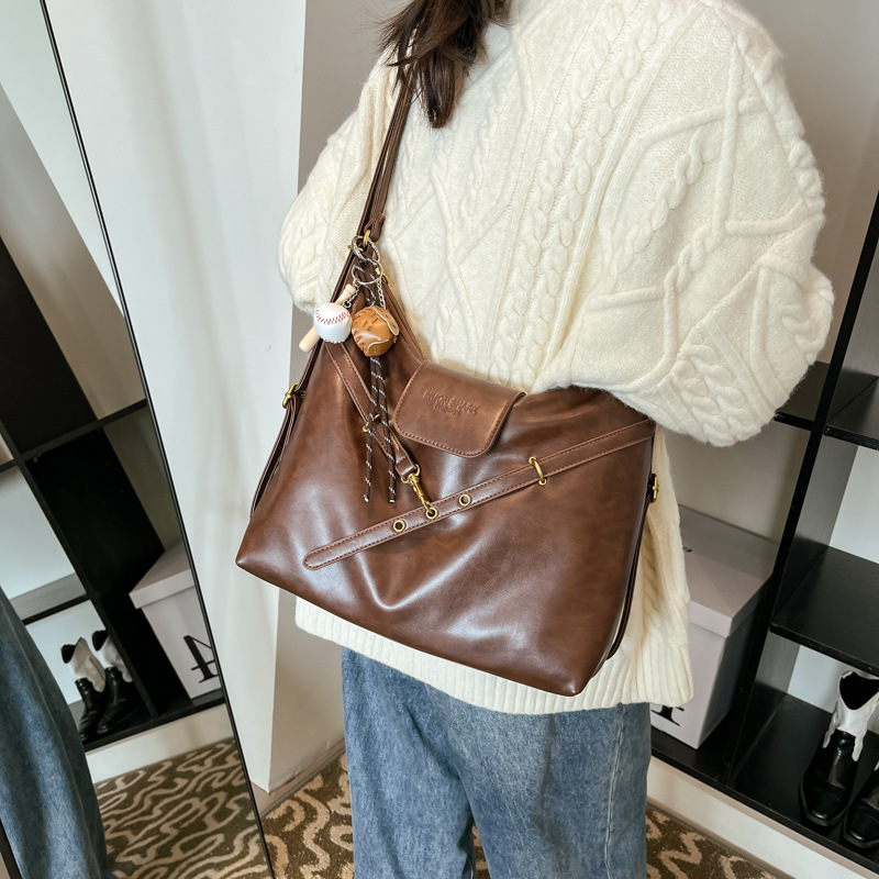 Retro commuter tote bag for women, large capacity 2024 new model, niche design, single-shoulder crossbody bag, lightweight backpack Application Scenario