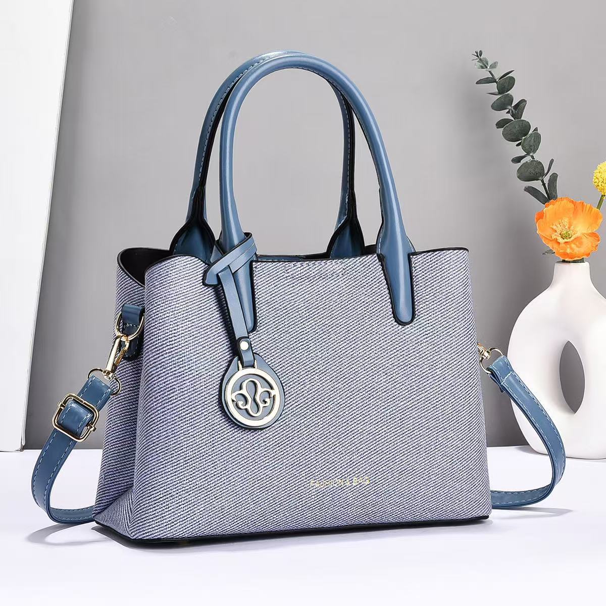 Versatile bestsellers, new summer 2024 fashionable handbags, middle-aged women's bags, crossbody bags, and elegant mom bags details Picture