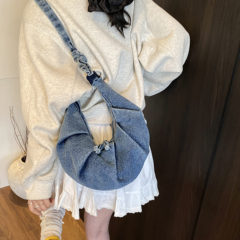 2025 New Forest-themed large-capacity versatile solid color dumpling bag for women's casual, simple and lightweight nylon fabric single-shoulder bag details Picture