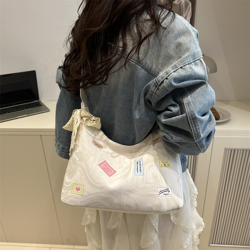 This year's popular bags include large-capacity women's 2025 new casual and versatile single-shoulder tote bags and commuter bucket bags Application Scenario