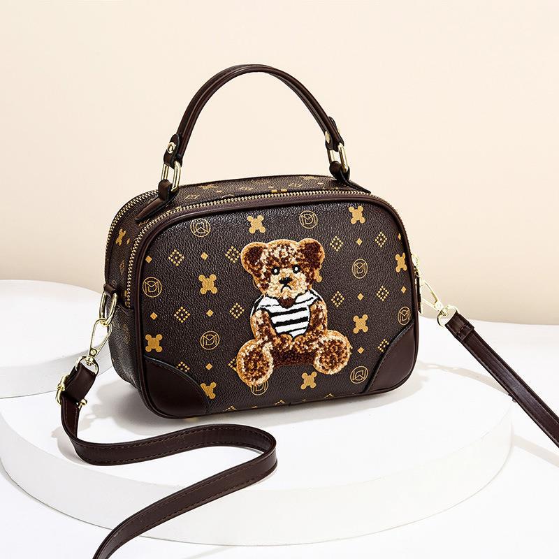 Cute little bear small square bag for girls, fashionable and trendy, single-shoulder crossbody bag for young girls, small bag one-piece consignment details Picture