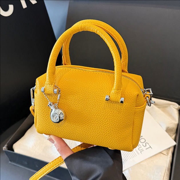 The 2025 new lychee pattern hand-held Boston bag exudes a sense of high-end fashion for women. It is a stylish single-shoulder bag with a solid color crossbody full figure