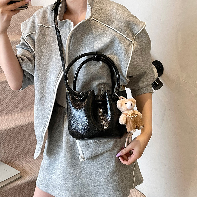High-end Korean-style fashionable pleated hand-held bucket bag for women 2025, a new, niche, stylish and versatile single-shoulder crossbody bag Application Scenario