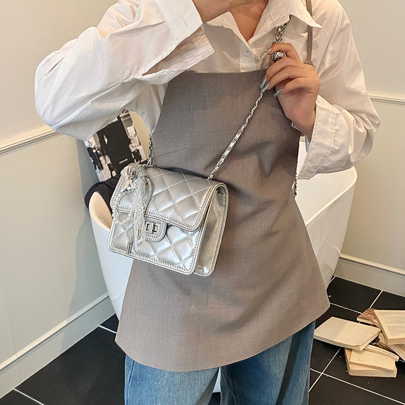High-end diamond-shaped chain small square bag for women, 2025 new style, fashionable Korean version single-shoulder bag, versatile and casual crossbody bag Application Scenario
