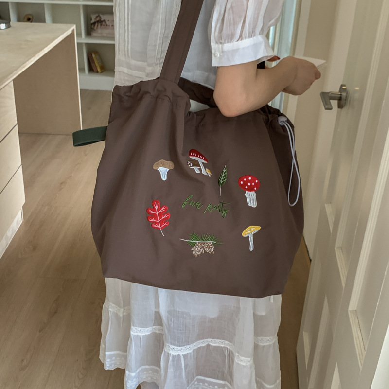 2025 New letch-printed canvas bag, women's large-capacity casual single-shoulder bag, cute printed bucket bag, class bag Application Scenario