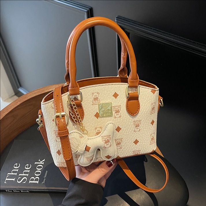 High-end handbag for women, 2025 New style bear print fashionable shoulder bag, light luxury, versatile and trendy crossbody bag full figure