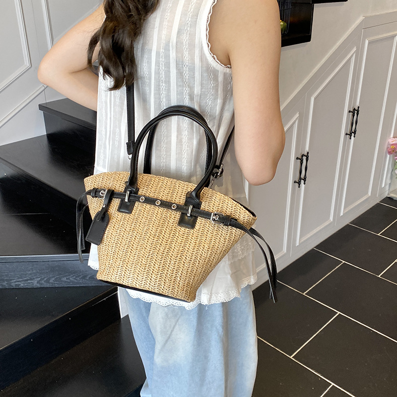 Fashionable straw weaving bag, large-capacity casual bucket bag, Korean-style handbag, vacation single-shoulder bag, elegant and stylish crossbody bag Application Scenario