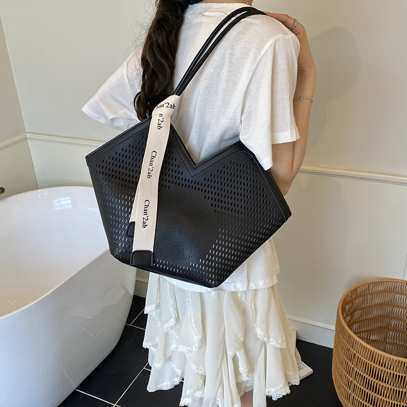 Women's bag 2025 New high appearance level tote bag, large capacity underarm bag, versatile hollowed-out single-shoulder bag, patchwork handbag Application Scenario