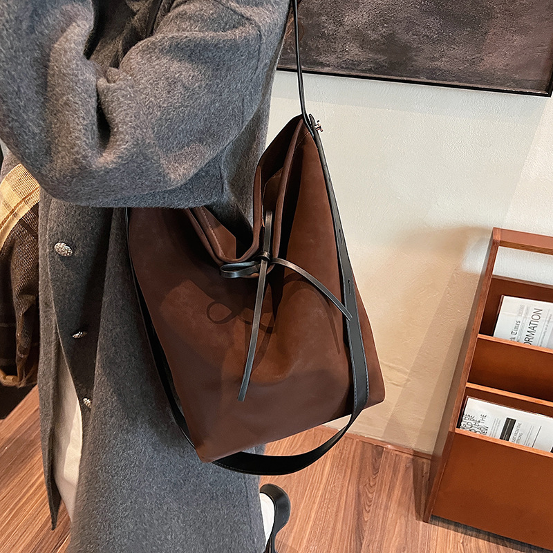 Korean matte retro simple tote bag, single-shoulder crossbody casual underarm bag, 2025 new style laid-back commuting bag full figure