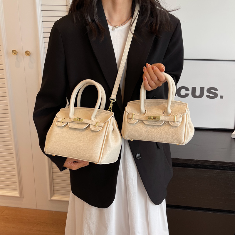 The new Korean version of a stylish handbag with a large capacity for women in 2025 features a simple and high-quality Kelly bag with a niche design and a crossbody bag details Picture