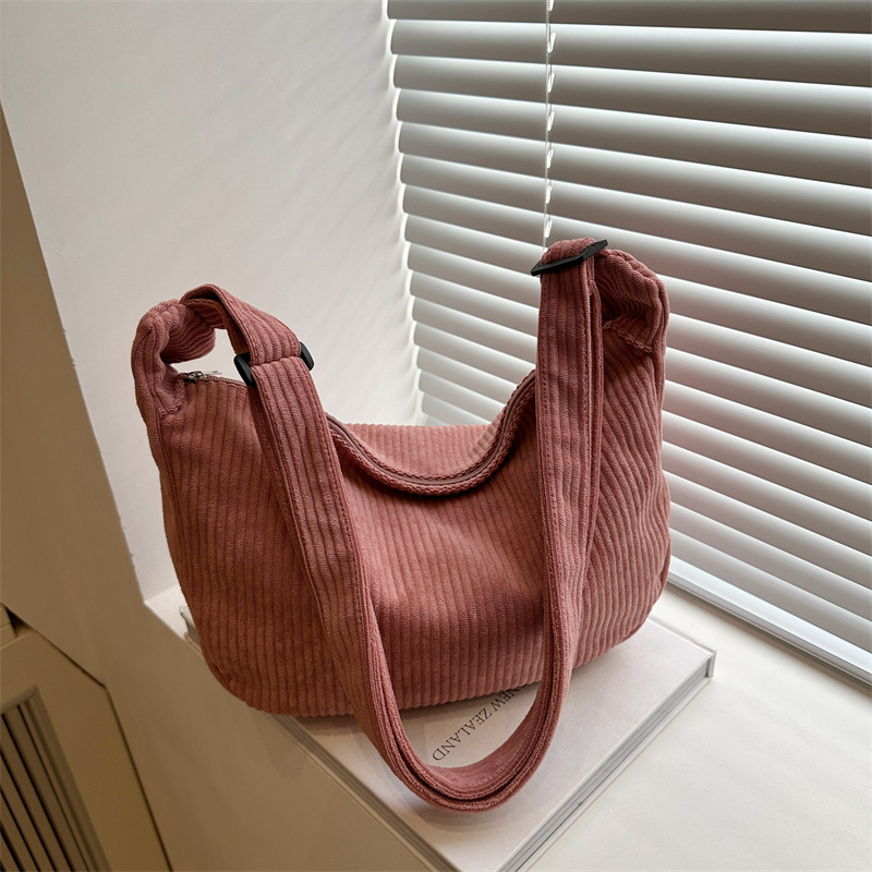 Spring 2025 New casual and versatile large-capacity crossbody bag for women's casual and versatile commuting dumplings full figure