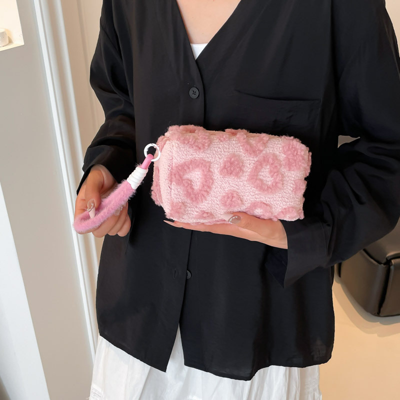The 2025 summer new plush heart-shaped makeup small square bag is a cute and fluffy handbag, a cross-border trend Specification drawing