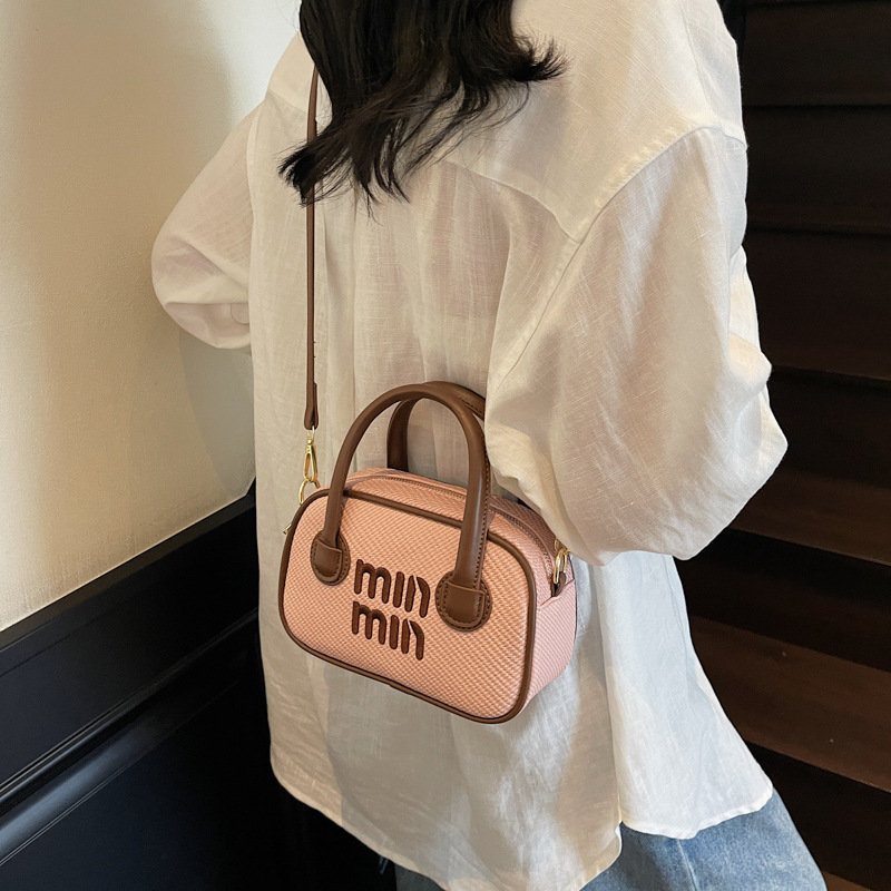 The 2025 summer new high-end retro hand-held Boston bag is a versatile and fashionable single-shoulder crossbody bag with contrasting colors for women Application Scenario