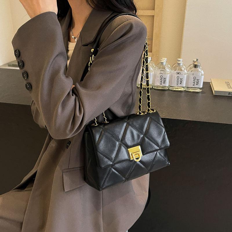 High-end diamond-shaped chain bag for women, 2025 new fashion single-shoulder wandering bag, Korean-style casual and versatile crossbody bag Application Scenario