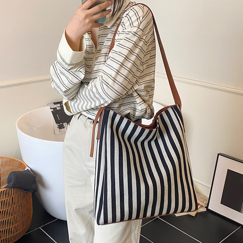 Relaxed striped canvas bucket bag for women 2025 new style, fashionable commuting underarm bag, fashionable large-capacity single-shoulder bag details Picture