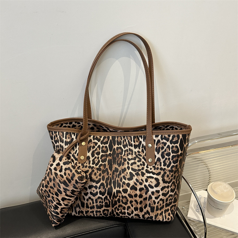 Personalized leopard print casual ins large-capacity, stylish 2024 autumn tote hand-held shoulder women's large bag full figure