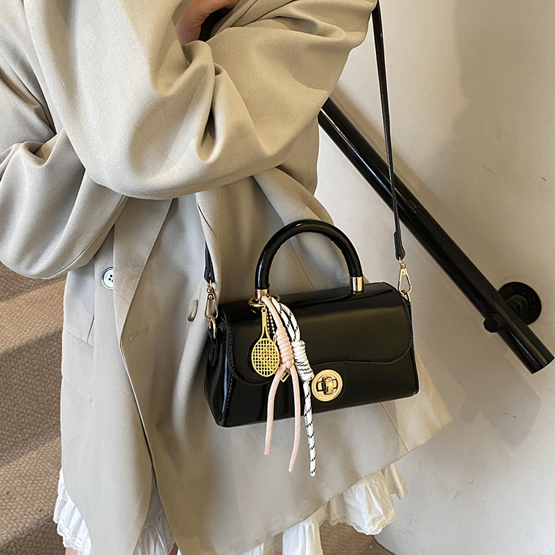 A new 2025 casual and niche design hand-held small square bag for women, a Korean-style fashionable and stylish single-shoulder crossbody bag for ladies details Picture
