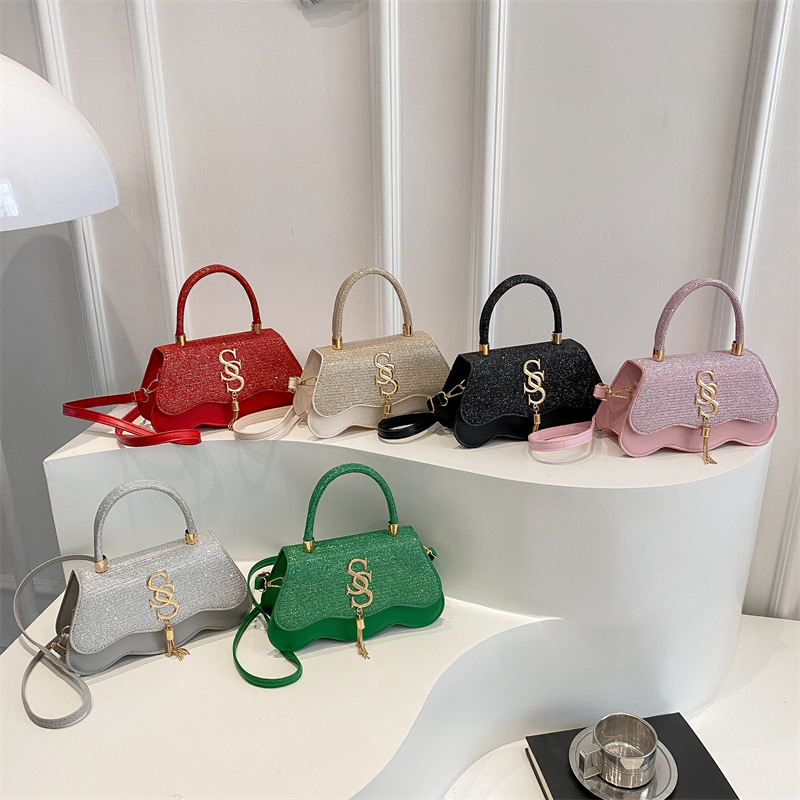 The new Spring/Summer 2025 small square bag for women is fashionable and trendy with simple and stylish letters. It is a single-shoulder crossbody bag for women Application Scenario