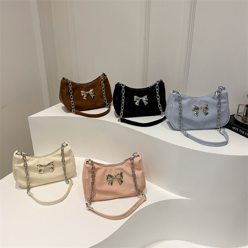 This fashionable and simple bow design chain single-shoulder bag is a trendy new style for women and a versatile underarm bag for autumn and winter Application Scenario