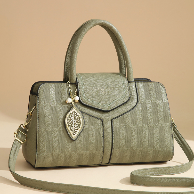 Embossed large-capacity Boston hand-held women's bag, a fashionable and trendy women's bag for 2025, a new soft leather single-shoulder bag with a high-quality texture details Picture