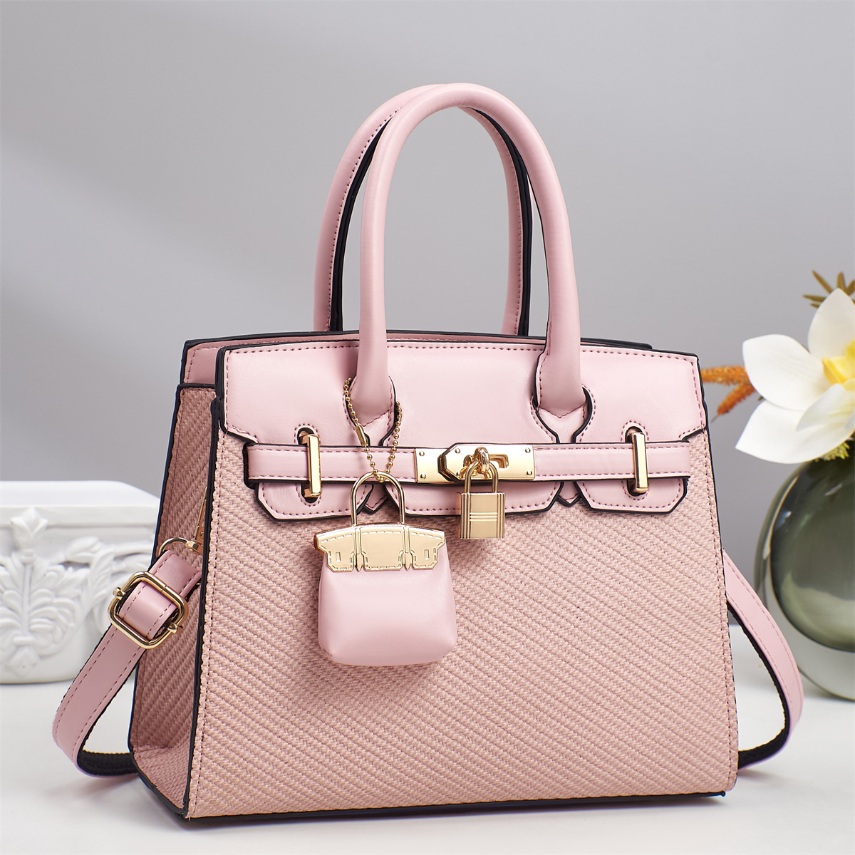 Bag Girl 2025 New Fashion handbag, large-capacity single-shoulder bag, mom's style light luxury commuter fashion tote bag Application Scenario