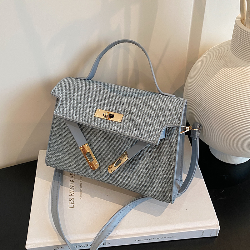 Bag Girl 2025 Spring/Summer New locking fashionable women's bags, trendy embossed women's single-shoulder bags, trendy crossbody bags full figure