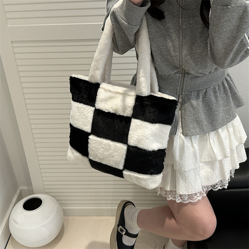 Sweet plush checkered large-capacity single-shoulder bag, crossbody bag, women's quality commuter tote bag, handbag details Picture