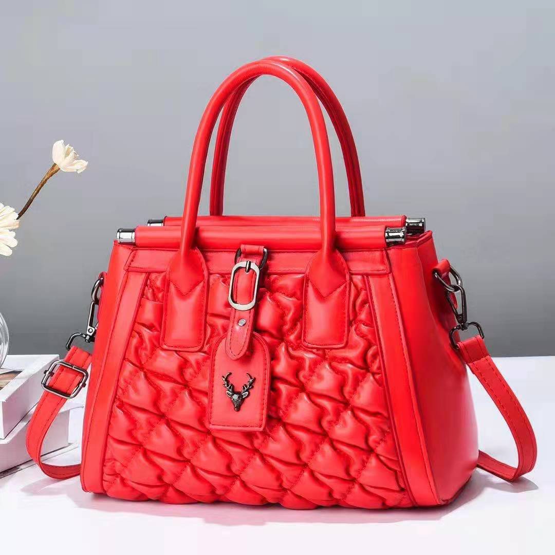 2022 New style of foreign trade pleated handbag, cross-border large-capacity, candy-colored single-shoulder hand-carry Korean version women's bag, large bag Application Scenario
