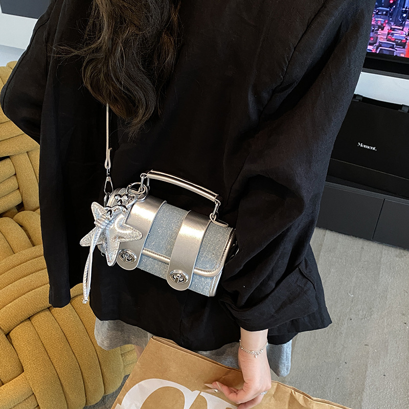 In the summer of 2025, there are new trendy color-blocking handbags for women, exquisite and versatile crossbody bags, and extremely popular single-shoulder bags Application Scenario