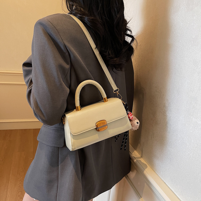This year's popular women's 2025 new high-end handbag, trendy and fashionable commuting single-shoulder crossbody small square bag Application Scenario