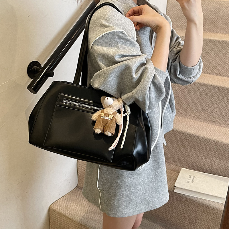The laid-back style large-capacity tote bag for women in 2025 is a new, fashionable and versatile single-shoulder bag for commuting. It is a simple and solid color underarm bag Application Scenario