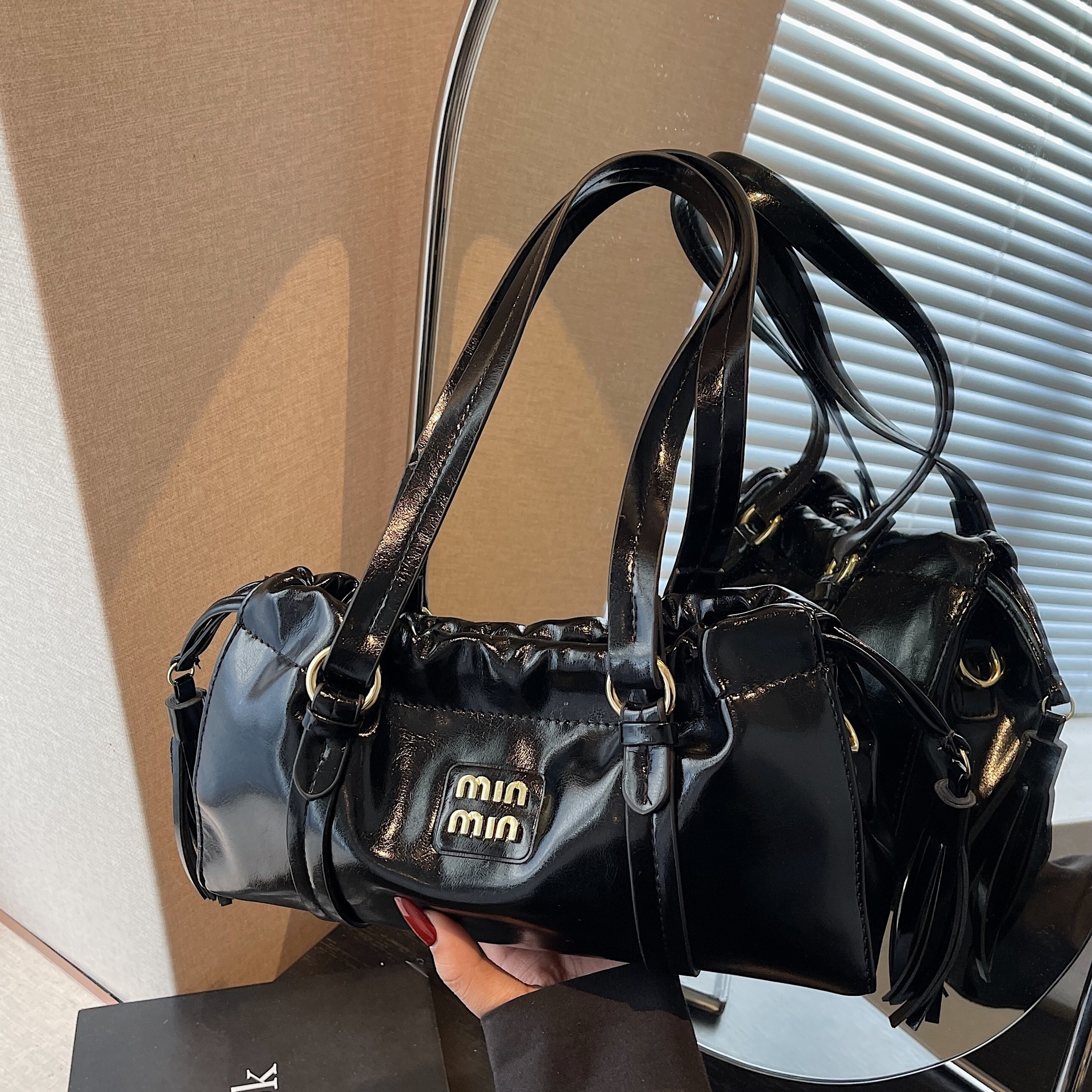 Retro French baguette commuter handbag for women, retro oil wax leather pleated drawstring casual single-shoulder dumpling bag under the armpits full figure