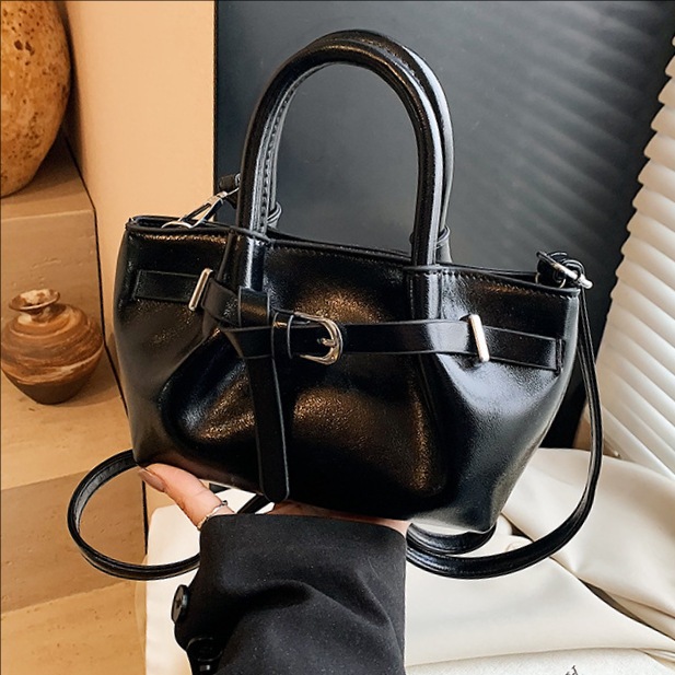 Simple oil wax leather handbag for women, 2025 new style niche pleated cloud bag, casual single-shoulder crossbody bucket bag full figure