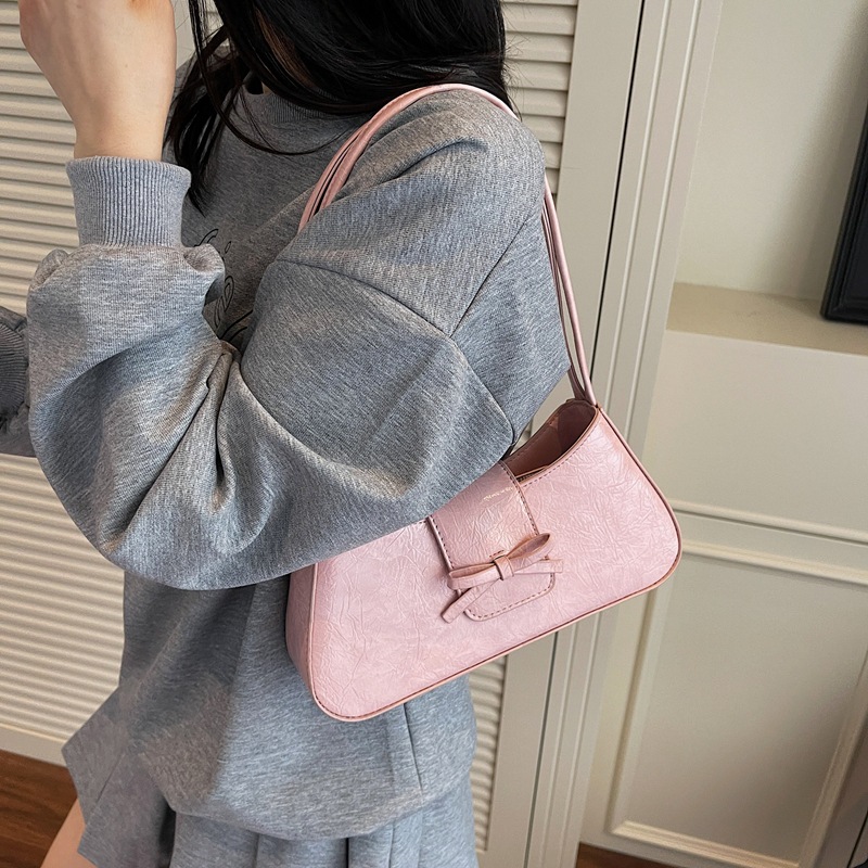 The 2025 summer new Korean-style niche design underarm bag for women, with a high-end quality and versatile commuting style. Solid color commuting single-shoulder bag Application Scenario