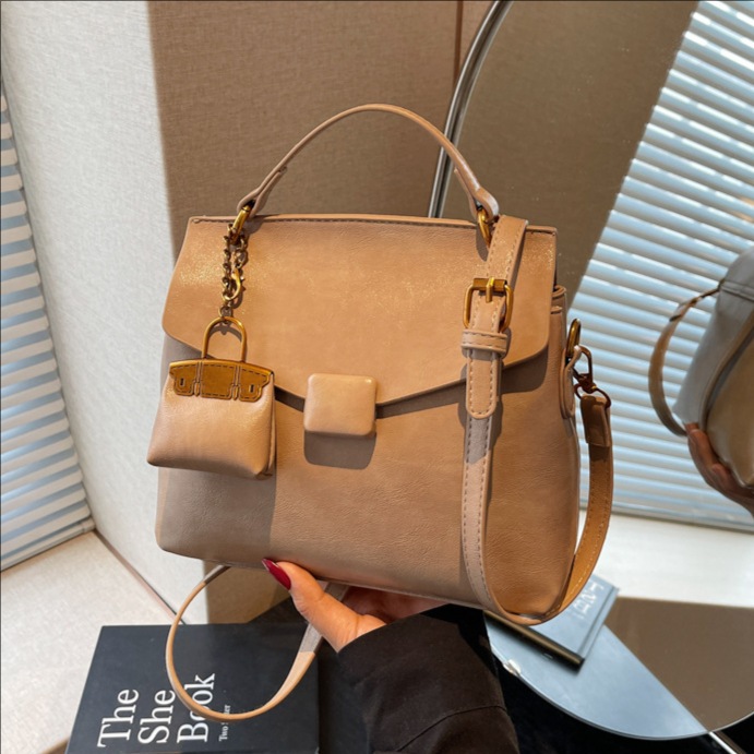 The 2025 new versatile solid color simple large-capacity hand-held small square bag is a fashionable, trendy and stylish single-shoulder crossbody bag for women full figure