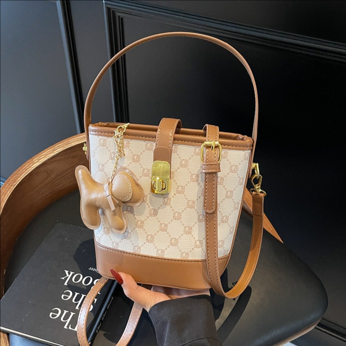 Korean-style fashionable and high-end handbag, 2025 new printed and elegant bucket bag, stylish and versatile single-shoulder crossbody bag full figure