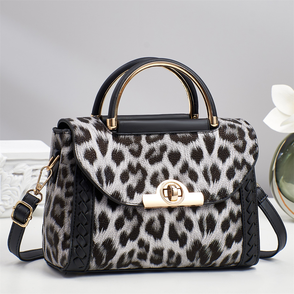 Leopard print trendy crossbody bag for women 2025 new single-shoulder crossbody bag, versatile and high-end small square bag details Picture